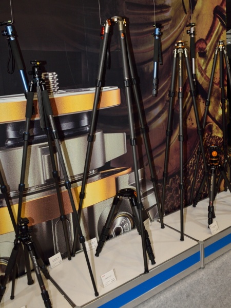 大型カーボン三脚のTS-74C（中央）