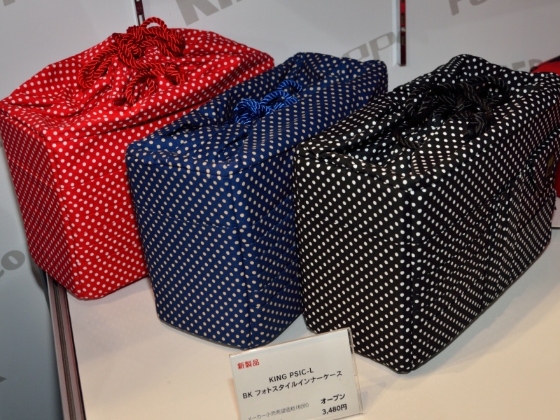 ポルカドット柄のインナーケース（写真はLサイズ）