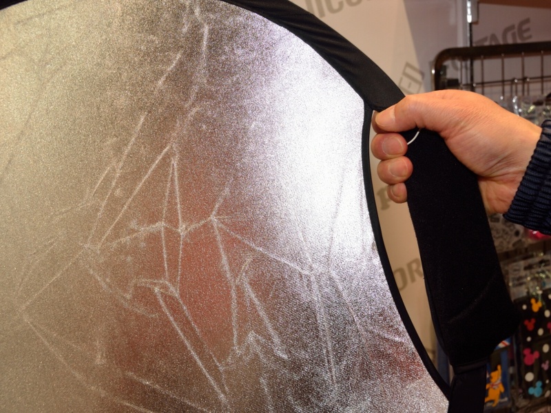 　取っ手がついたレフ板「グリップレフW/S」（使用時直径約56cm、約82cm、約103cmの3サイズ。いずれもオープンプライスで、実勢価格は56cmが4,980円、82cmが5,980円、103cmが7,980円）