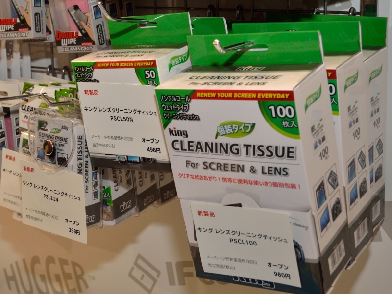 個別包装で使いやすい「レンズクリーニングティッシュ」（10枚入り、24枚入り、50枚入り、100枚入り。価格は10枚が198円、24枚入りが298円、50枚入りが490円、100枚入りが980円）
