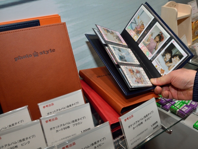 合皮を用いたチェキ用アルバム「ポケットアルバム（合皮タイプ）カード90枚」（1,000円）