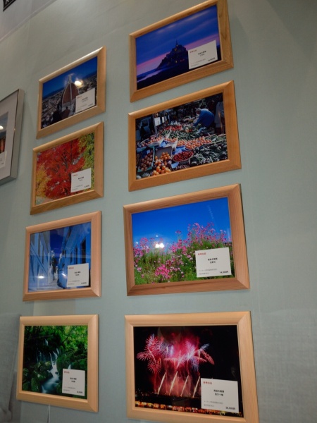 ガラス面が反射しにくい「木製額　M-154ナチュラルノングレア」（A3サイズが2,800円）