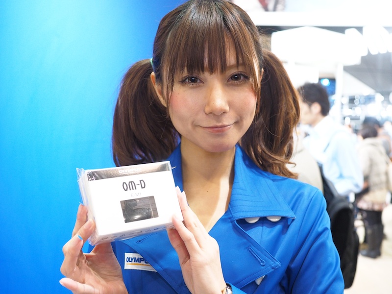 オリンパス製カメラを持ってオリンパスブース受付に行くと、「E-M1ミニチュアカメラが付いたオリジナル携帯ストラップ－非売品－」がもらえます。