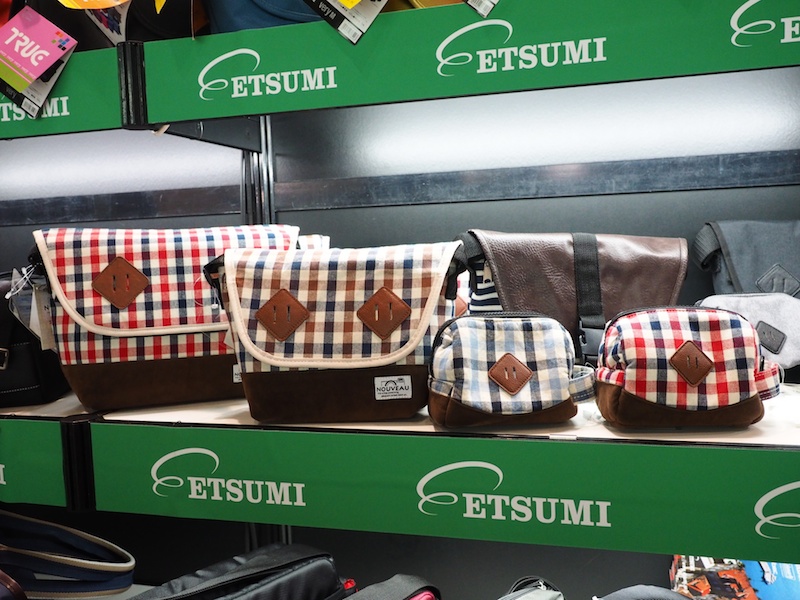 「nouveau」（ヌーボー）シリーズのひとつ、カメラ女子向けのかわいいチェック柄のカメラポーチとカメラバックです。厚い中綿が入っているので、レンズを衝撃から守ります。