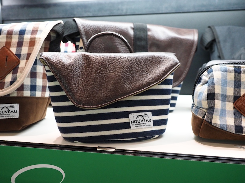 「nouveau」（ヌーボー）シリーズの参考出品として、合皮とボーダー柄を組み合わせたポーチも展示されています。