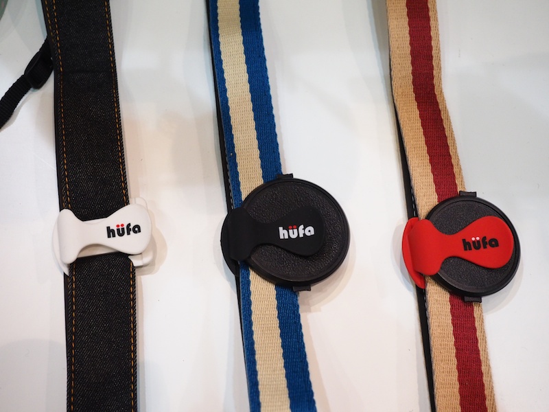 「hufa（フーファ）キャップクリップ」。ストラップに取り付けられるレンズキャップホルダー。なくしやすいレンズキャップをクリップ部分に挟むことができます。