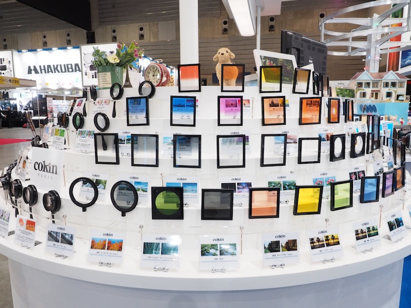 フィルター各種。フィルターがスティックのようになって展示されているので、会場に持ってきた自分のカメラで簡単に効果を試せます。cokin（コッキン） コールドカラーディフューザーを試してみました。