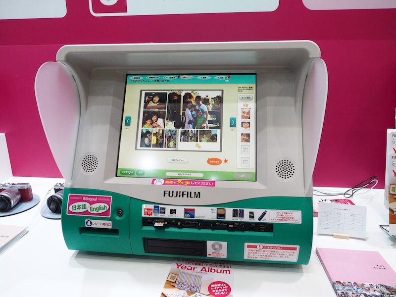 顔認識機能で登録した人物のベストショットを自動でレイアウトしてフォトブック「Year Album」にまとめるサービスです。写真家ユニット キャメラびとの『キャメラびと トルコに行く』のYear Albumも展示されています。