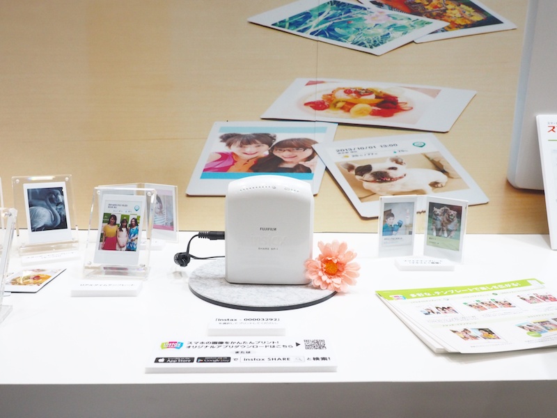 スマートフォン用プリンター「スマホdeチェキ」。スマートフォンに専用アプリをダウンロードすると、スマホで撮影した画像を転送しチェキでプリントアウト。テキストを入れたり複数の画像をナンバリングしてプリントしたりと、様々なテンプレートが用意されています。