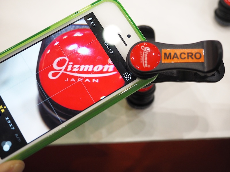 「SMART CLIP LENS」。スマートフォンやタブレット、ノートPCに使えるクリップオンタイプのコンバージョンレンズ。マクロ撮影や、上下がボケた効果、フィッシュアイ効果など5種類が用意されていてます。