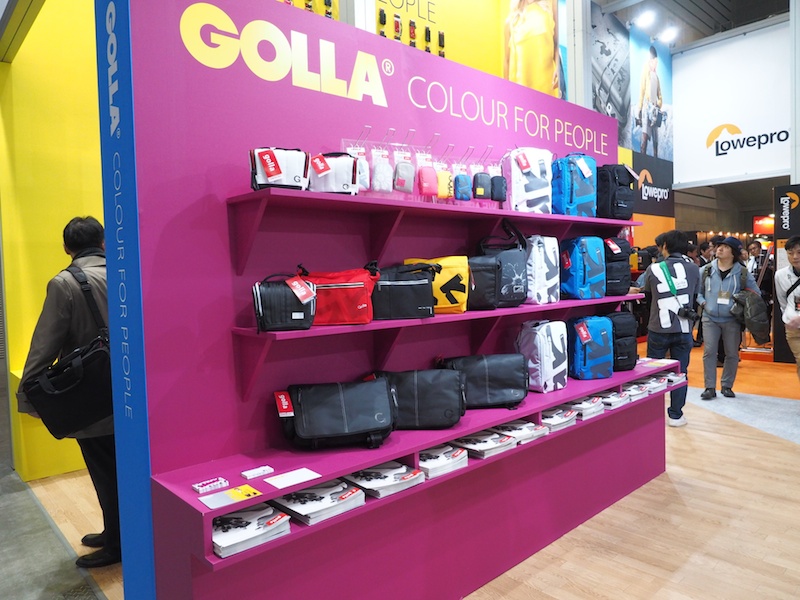 「GOLLA」（ゴッラ）ブランド。ユニークなデザインとポップな色が特徴のカメラバッグ。スポーティーなデザインが好きな人におすすめです。