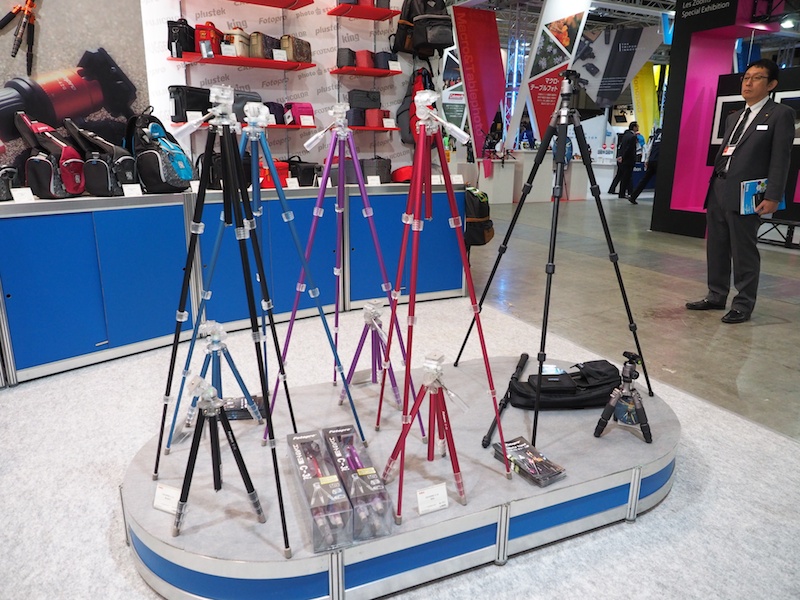 「FOTOPRO C-3i」。クイックシューを採用したカラフル三脚。小さく軽いので旅行やお出かけにピッタリです。ブルー、ブラック、レッド、パープルの4色展開。