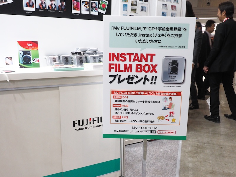 My FUJIFILM会員に登録して、インスタントカメラ“チェキ”を持って行くと、「オリジナルINSTANT FILM BOX（チェキフィルム用缶ケース）」がもらえます。※1人1個まで。なくなり次第終了。