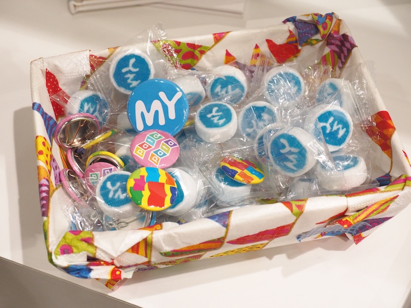 アメ＆オリジナル缶バッジがブースに置いてあります。※なくなり次第終了。