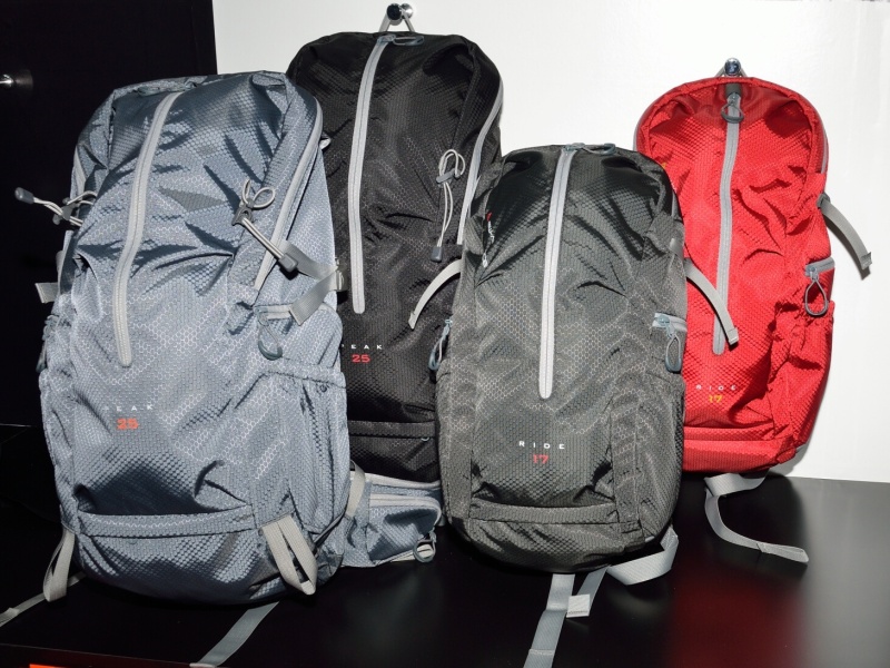 リュックタイプのPEAK25（左）とスリングタイプのRIDE17（右）