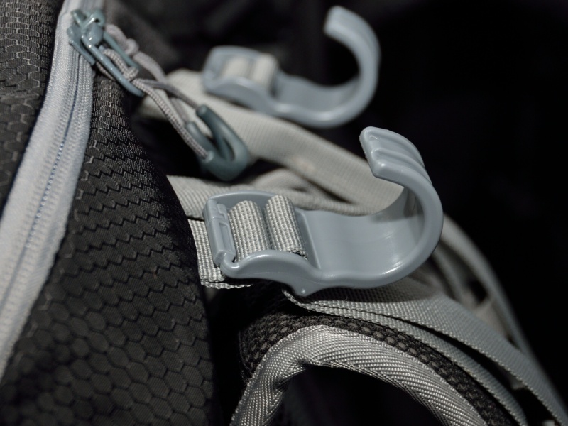 カメラストラップを固定して首への負担を負担する「くびの負担がZEROフック」を標準装備