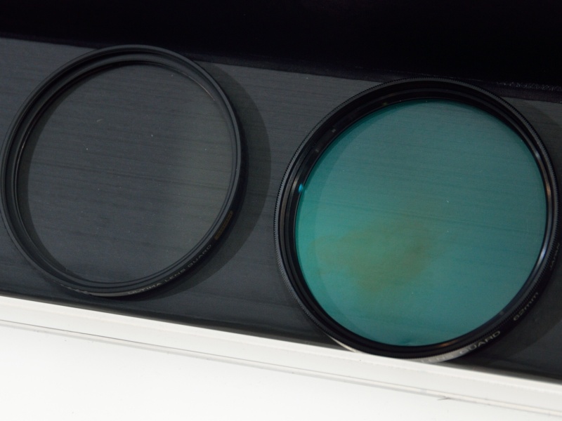 左がULTIMA。右は従来製品。緑色の反射は緑の透過率が低いことを示すという