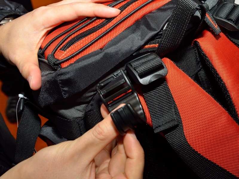 ショルダーパッド根元の上部にアジャスターパーツがあるものならば装着可能