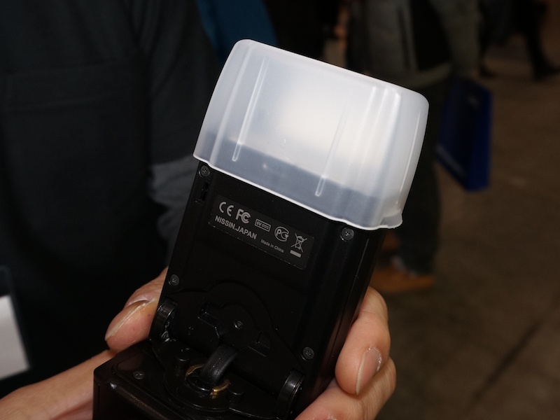 ディフューザーをつけた状態でキャッチライトパネルをスライドして引き出せる