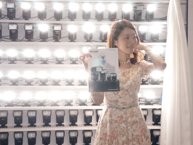 こちらのストロボを発光させると、デジタルスレーブで壁面のストロボも発光