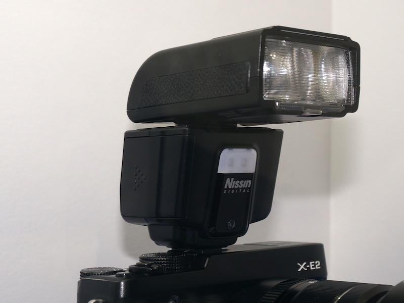 以前、<a href="http://dc.watch.impress.co.jp/docs/review/item/20140210_634510.html" class="n" target="_blank">試作機のレビュー</a>を掲載したときのデザイン（写真は参考出品の富士フイルム用）