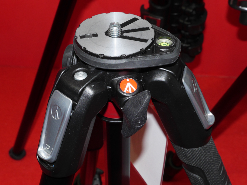 収納時にはセンターポールを横に保持するパーツが本体に隠れるのでよりコンパクトに収納できる