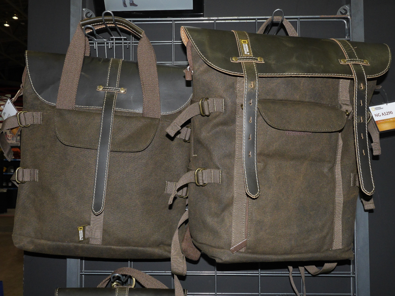 トートバッグ（左）とバックパック（右）