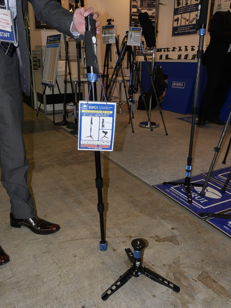 上下を分離すると一般的な一脚とミニ三脚として使える