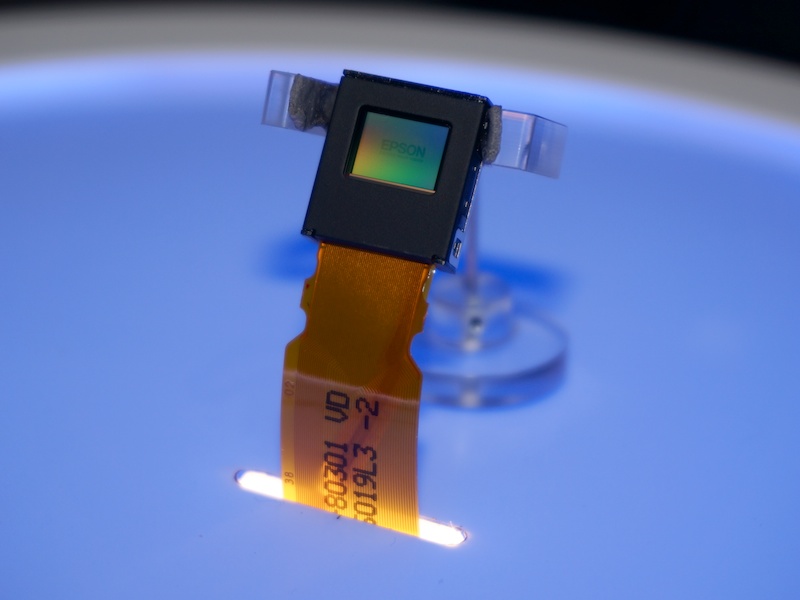 新製品のEVF用0.38型約144万ドットパネル