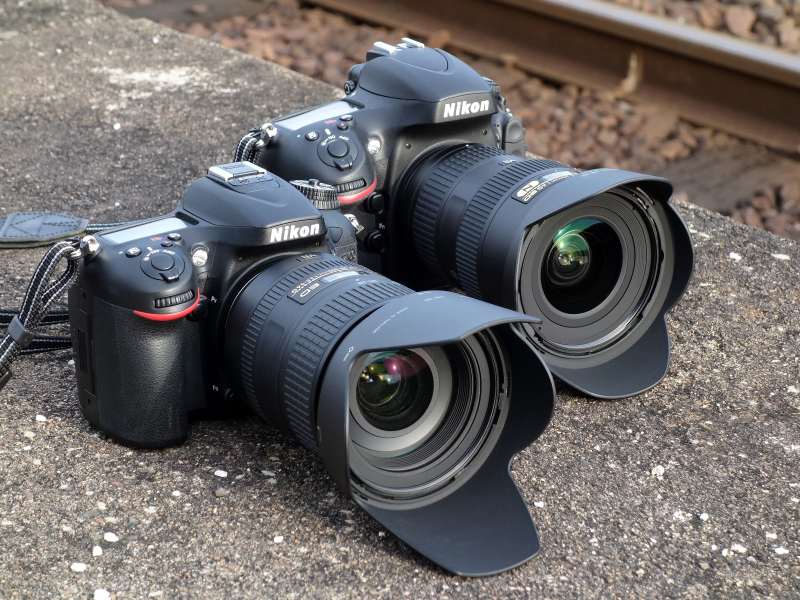 手前は「D7100+AF-S NIKKOR 28-300mm F3.5-5.6 G ED VR」。その奥は「D800+AF-S NIKKOR 16-35mm F4 G ED VR」。