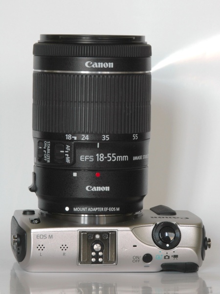 キヤノンのEF-S 18-55mm F3.5-5.6 IS STM（左）とEF-M 18-55mm F3.5-5.6 IS STM（右）の比較。全く同じ仕様のレンズだが、ミラーレスのEOS-M用の方がフランジバックが短いため、コンパクトにできる。
