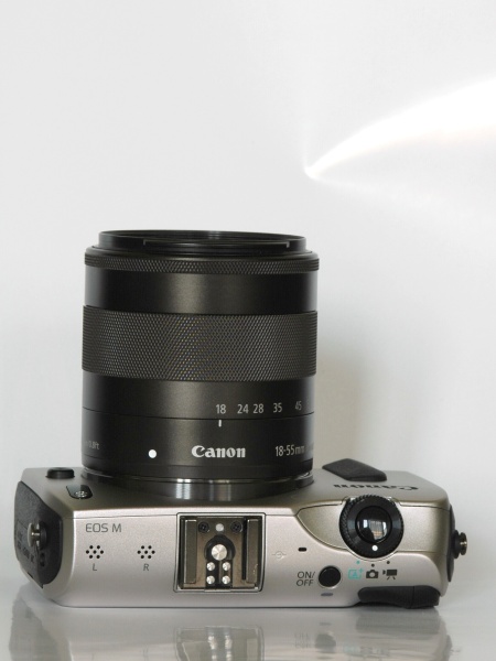 キヤノンのEF-S 18-55mm F3.5-5.6 IS STM（左）とEF-M 18-55mm F3.5-5.6 IS STM（右）の比較。全く同じ仕様のレンズだが、ミラーレスのEOS-M用の方がフランジバックが短いため、コンパクトにできる。