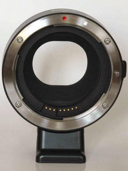 マウントアダプターEF-EOS Mのレンズ側（左）とボディ側（右）。電子マウント同士なので、電気接点の中継のみで単純だ。三脚座は取り外し可能。