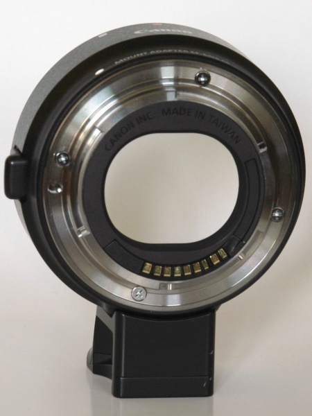 マウントアダプターEF-EOS Mのレンズ側（左）とボディ側（右）。電子マウント同士なので、電気接点の中継のみで単純だ。三脚座は取り外し可能。