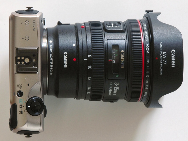 EOS MにマウントアダプターEF-EOS Mを介してEF 8-15mm F4 L フィッシュアイUSMを装着したところ。EFレンズの中では、中望遠よりも長いレンズだけでなく、このようなレンズを使ってみるのも面白い。