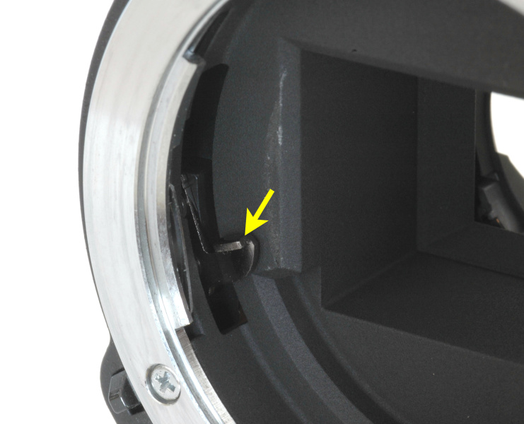 マウントアダプターFT1の絞り駆動レバー（矢印）。ボディからの信号を受けてこのレバーをモーターで動かすことにより、絞りを制御する。