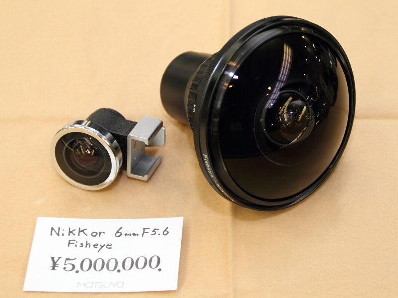 破格の値を付けるフィッシュアイ ニッコール6mm F5.6。画角は220度を誇る。製造初年は1969年で、191本が製造されたという。このようになかなかお目にかかれないレンズが見られるのも中古カメラ市の楽しさ。（早田カメラ）