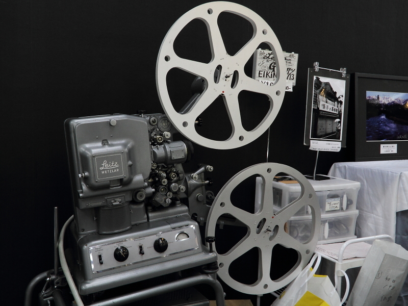 ライツ社の16mm映写機。このような物を購入しても置き場所に困らない人が羨ましい。カメラ市では、カメラやレンズに限らず、引伸し機やムービーカメラ、映写機なども販売している。（千曲商会）