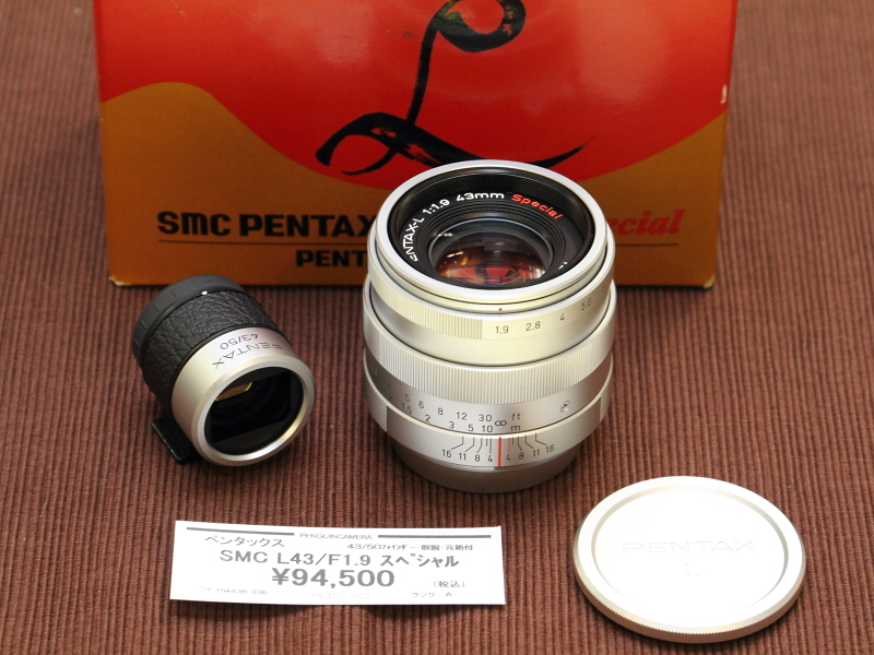 ペンタックスとしては珍しいLマウントレンズ、smcペンタックスL 43mm F1.9スペシャル。その画角ゆえレンジファインダー機への装着ではファインダーを必要とするが、ミラーレスなら不要だ。（ペンギンカメラ）