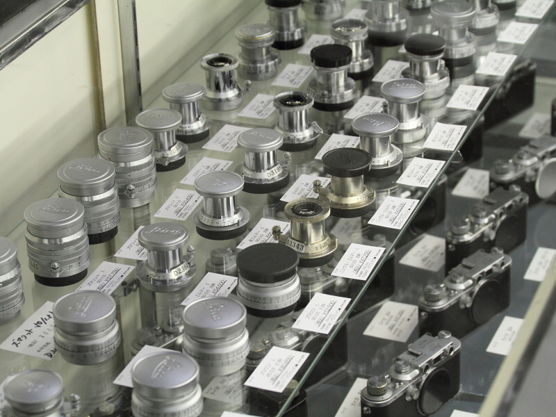 ずらりと並ぶレンズ群。お小遣い程度の予算で買えるものから、クルマ1台ほどのものまで、中古カメラ市では実に様々なレンズと出会える。