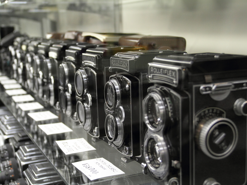 もちろん中古カメラ市では、フィルムカメラも多数取り扱っている。写真はローライフレックスで、ショーケースにずらりと並んだ姿は壮観。ライカやニコンも多数揃っている。