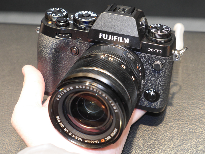 FUJIFILM X-T1。CP+2014の会場で