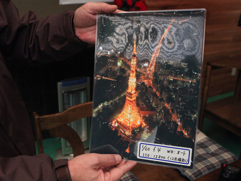 撮影前講義を行なう場所（左）。加藤氏の作例を見ながら撮り方の講義を受けられる（右）。