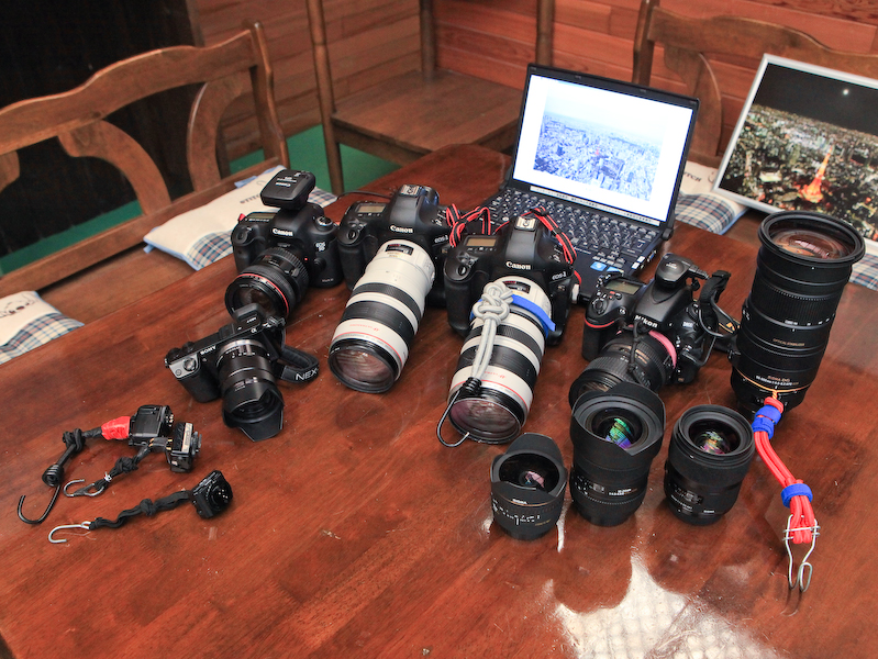 貸し出し用の機材。ボディはEOS-1Ds Mark III、EOS 5D Mark III、D800、NEX-7。レンズはEF 24-105mm F4 L USM、EF 28-300mm F3.5-5.6 L IS USM、AF-S NIKKOR 28-300mm F3.5-5.6 G ED VR、E 18-55mm F3.5-5.6 OSS。GPSユニットもある。またシグマの協力により15mm F2.8 EX DG DIAGONAL FISHEYE（キヤノン用）、12-24mm F4.5-5.6 II DG HSM（ニコン用）、35mm F1.4 DG HSM（ニコン用）、APO 50-500mm F4.5-6.3 DG OS HSM（ニコン用）が用意されている。