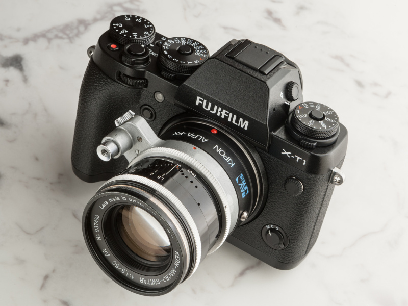 X-Pro1とくらべ、X-T1は小ぶりのボディだ。ライカMレンズや一眼レフ用標準レンズだとバランスがよい