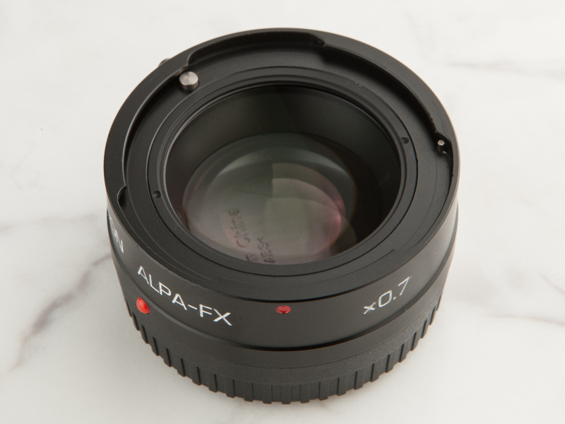 3群4枚のレデューサーレンズを内蔵する。HANDEVISIONを担当するドイツIB/E OPTICS社製のレンズだ