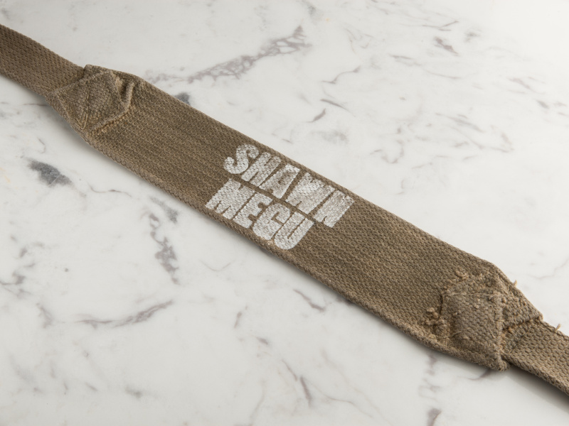 ユーズドのキャンバスは1本ごとに微妙に表情が異なる。ショルダー部分にロゴマークが入る