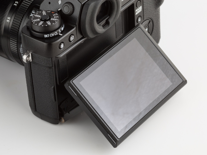 3.0型の液晶モニターは上下にチルトが可能だ。表面には強化ガラスを採用している