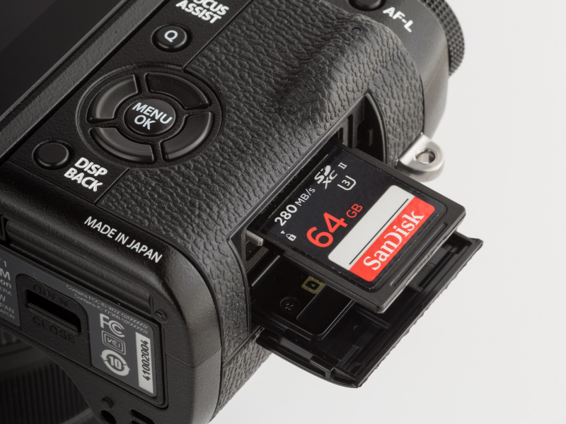 UHS-II対応SDXC/SDHCカードをサポートし、連写の高速書き込みでアドバンテージがある