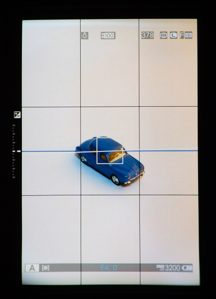 縦位置撮影時に、撮影情報の表示が自動回転する。文字の視認性向上に一役買う機能だ